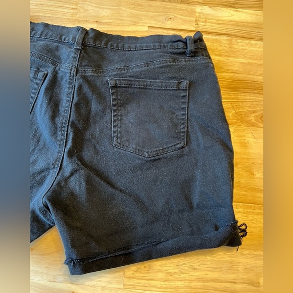 Gloria Vanderbilt Women’s Black Denim Jeans Distressed Raw Edge Size 16 - Picture 6 of 15